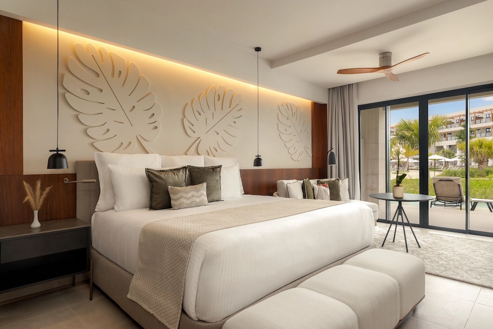 Swim Out, Junior Suite, King Bed