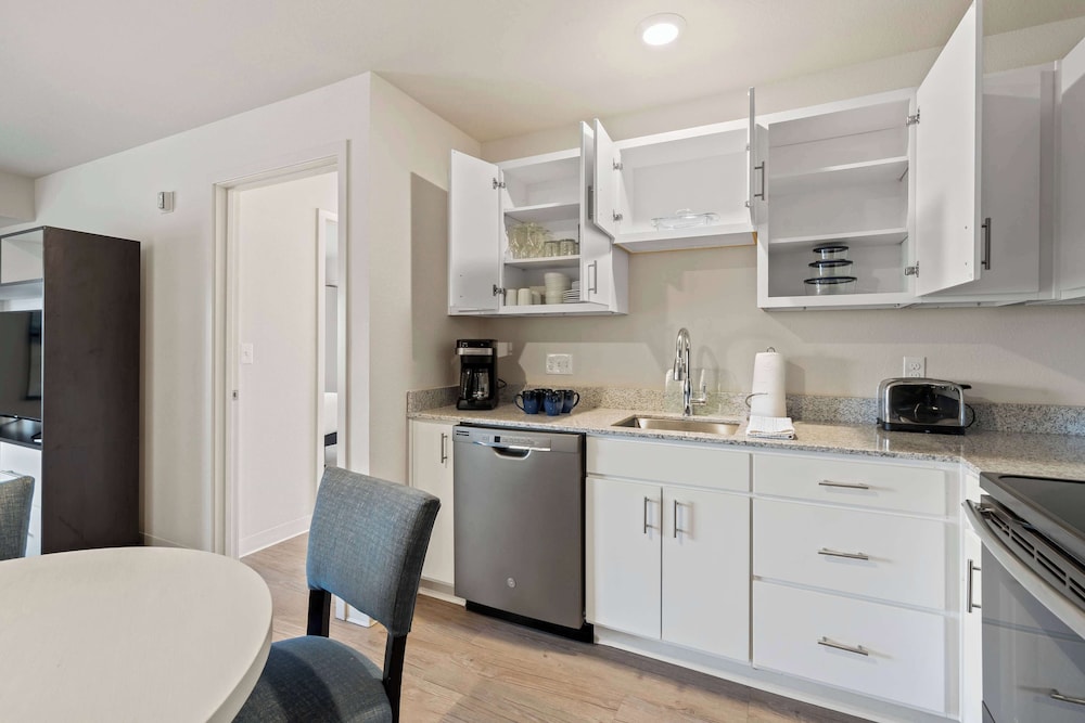 WaterWalk Extended Stay by Wyndham Kansas City - Overland Pk 39/61