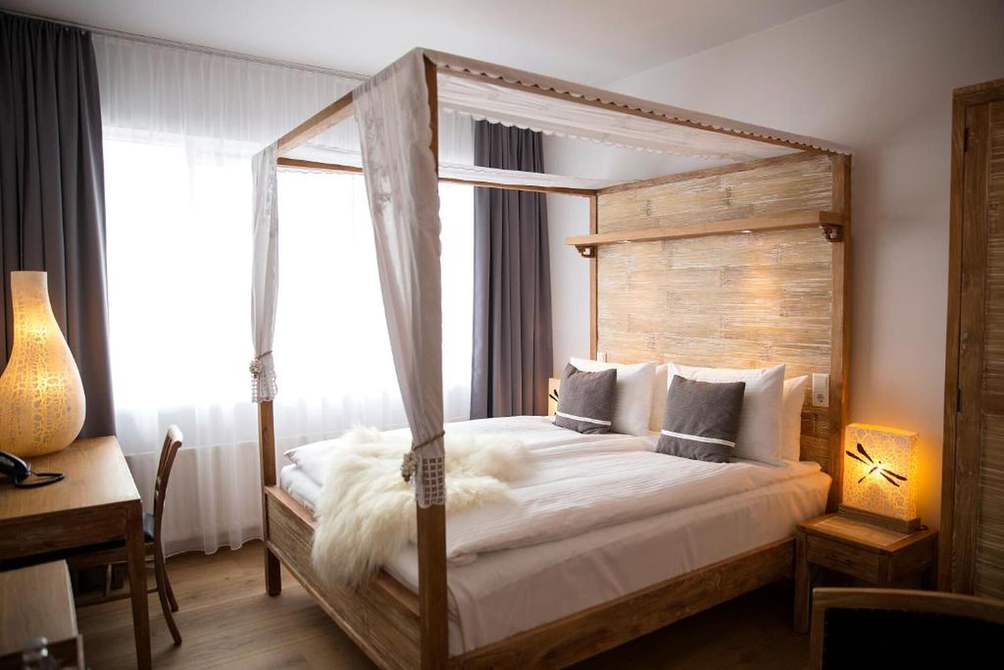 ROOM, DOUBLE OR TWIN BED