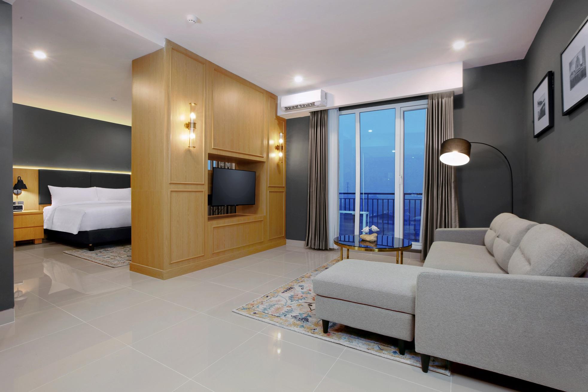 Aston, Suite, King Bed