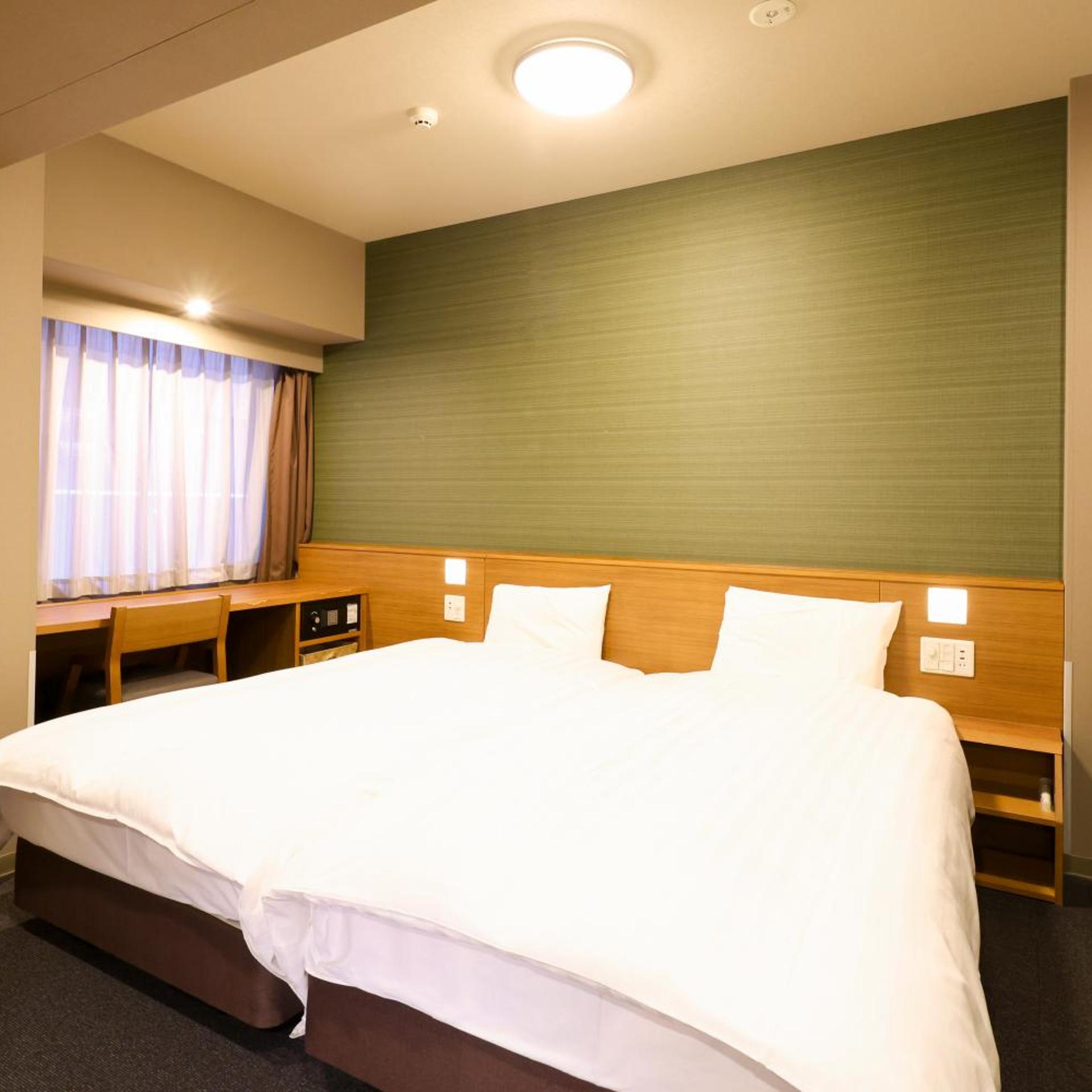 Hollywood, Twin Beds, Private Bathroom