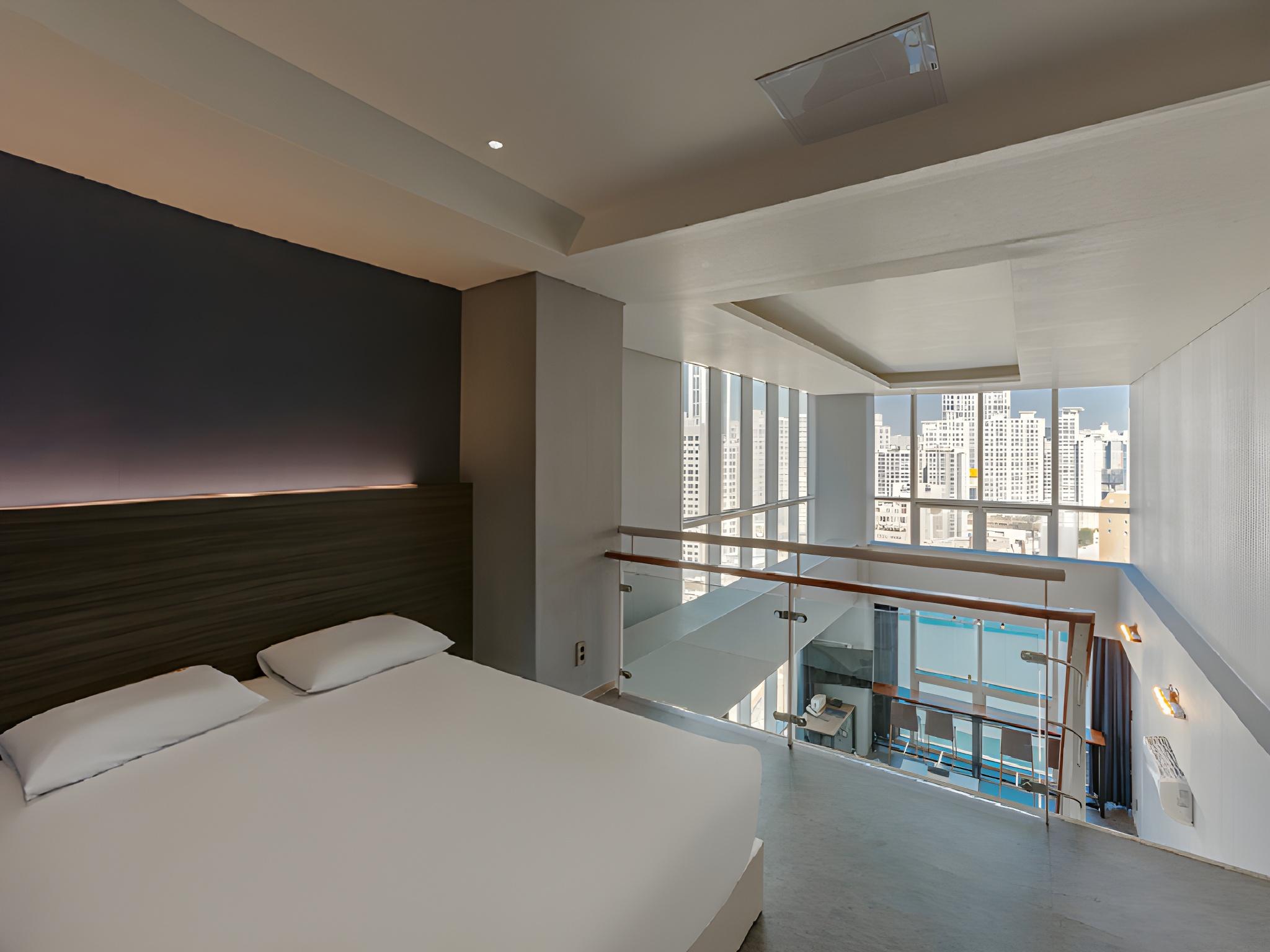 Duplex, Suite, City View, Middle Floor