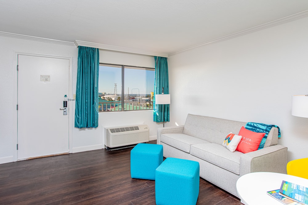 Beachside Hotel and Suites 27/43