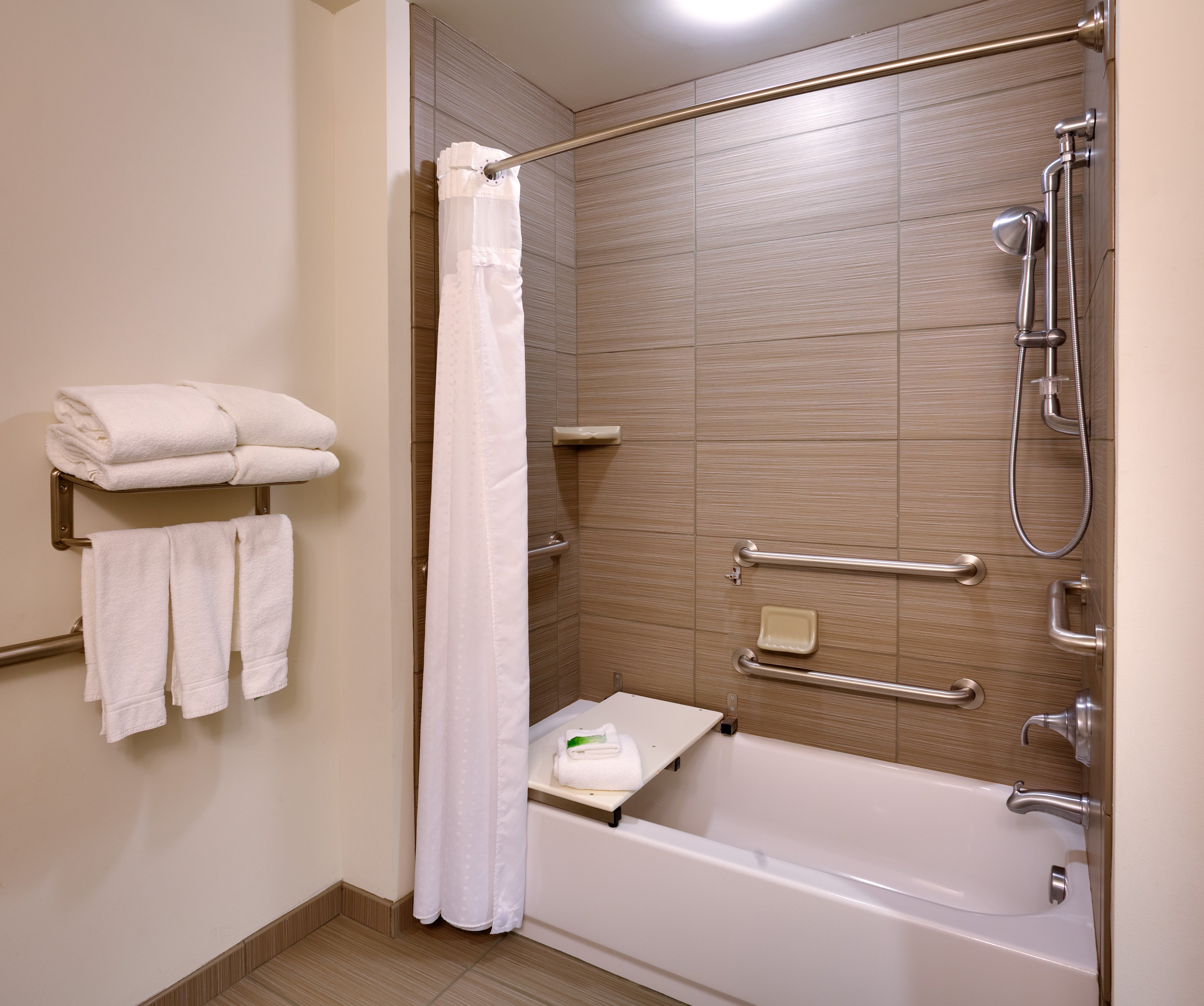 جناح بسرير كينج لذوي الإعاقة، Holiday Inn Express Suites Overland Park 2/2