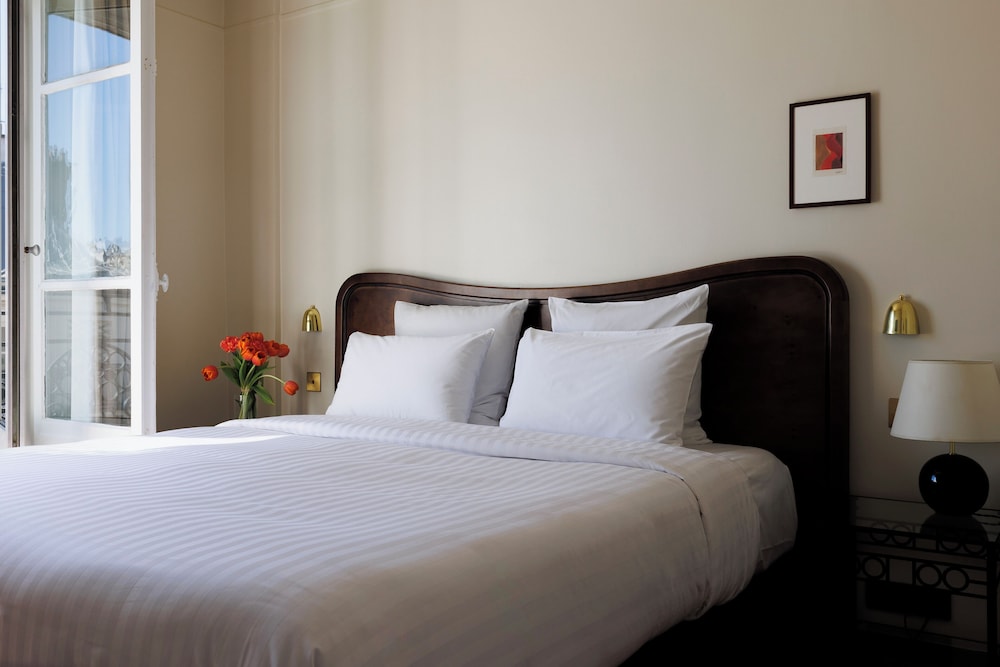 Classic, Queen Bed, Sacre Coeur View