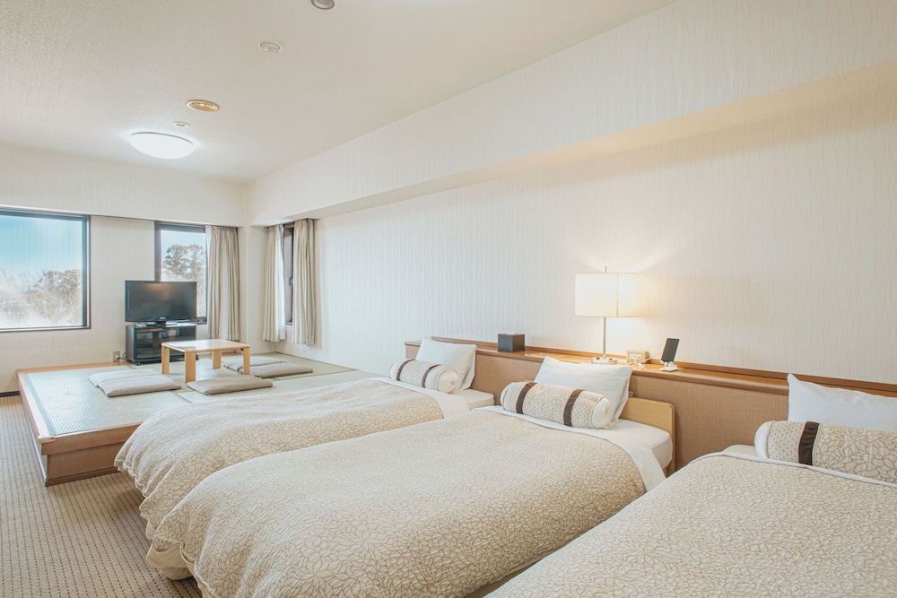 JAPANESE WESTERN, 3 BEDS, 2 FUTON BEDS