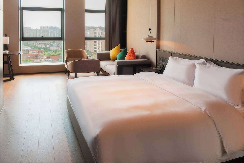 BUSINESS, KING BED
