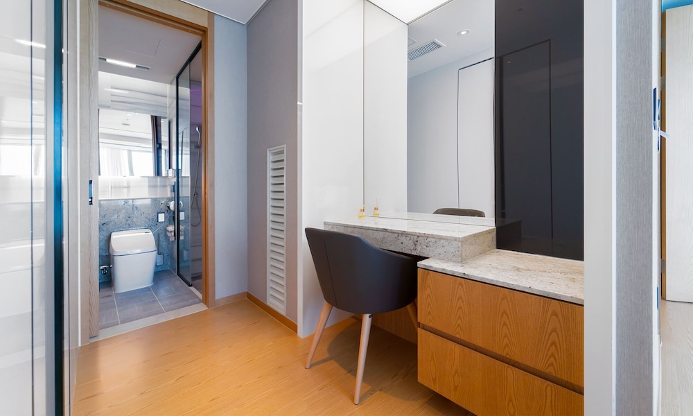 NEWCZ LCT RESIDENCE 47/48