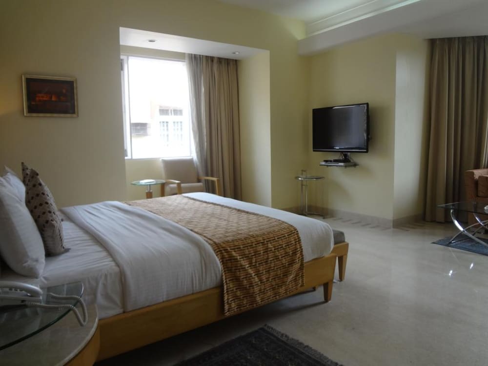 DELUXE, DOUBLE OR TWIN BED