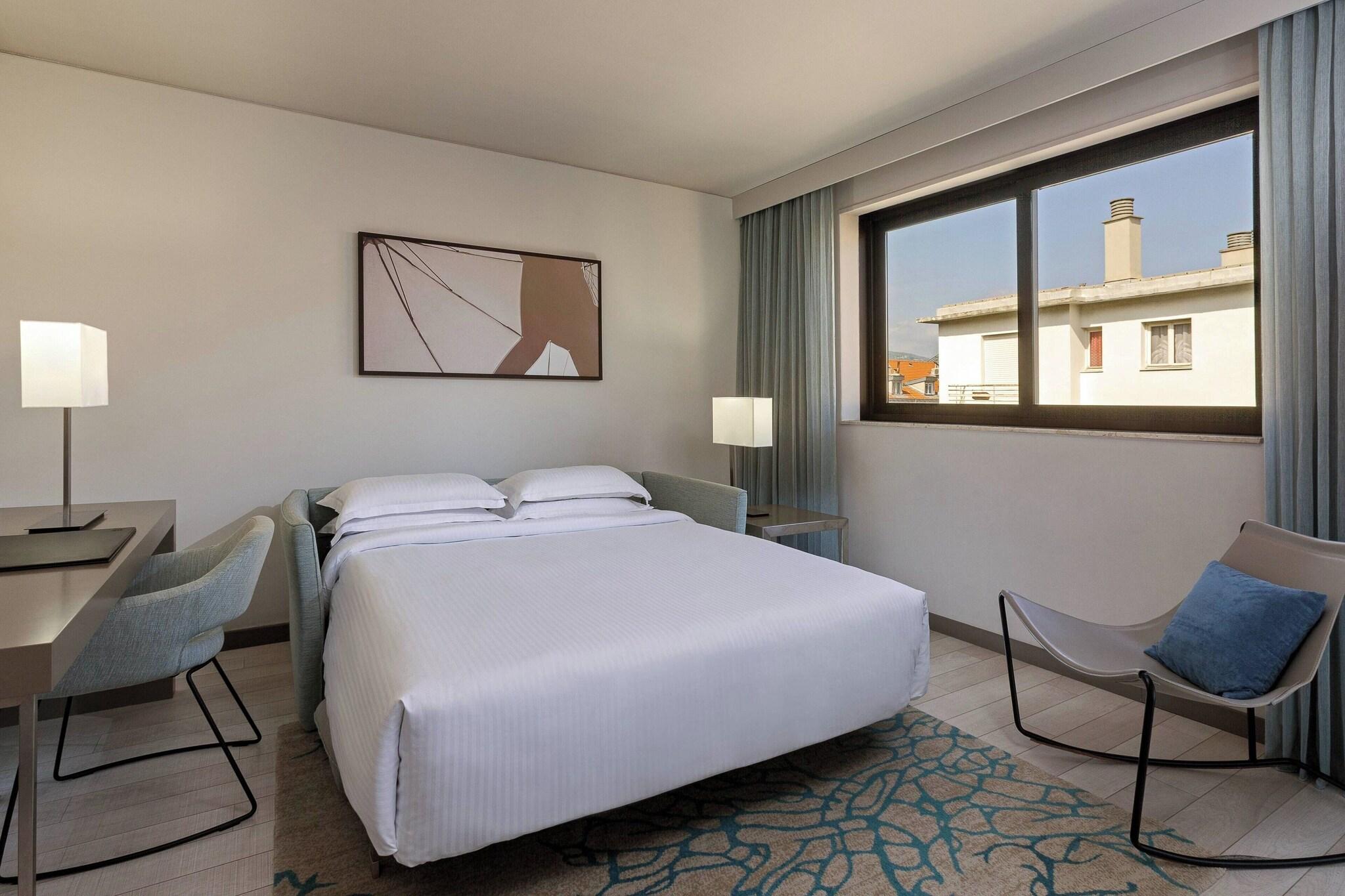 Junior Suite, King Bed, City View