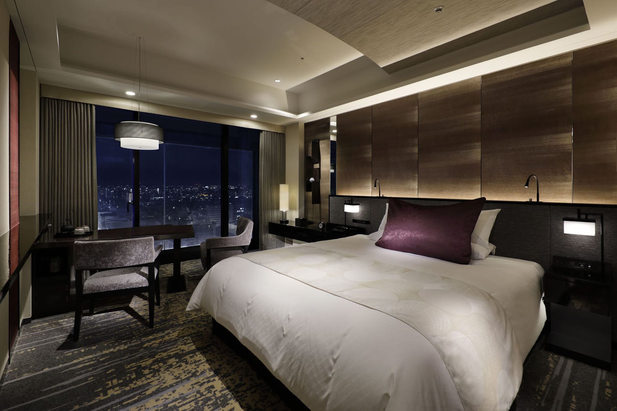 Deluxe, King Bed, Gran Via View, Club Lounge Access
