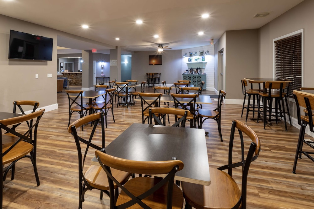 Grandstay Residential Suites Hotel - Sheboygan 50/69