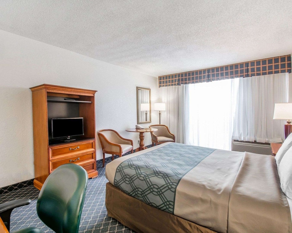 North Miami Beach Gardens Inn & Suites 23/42