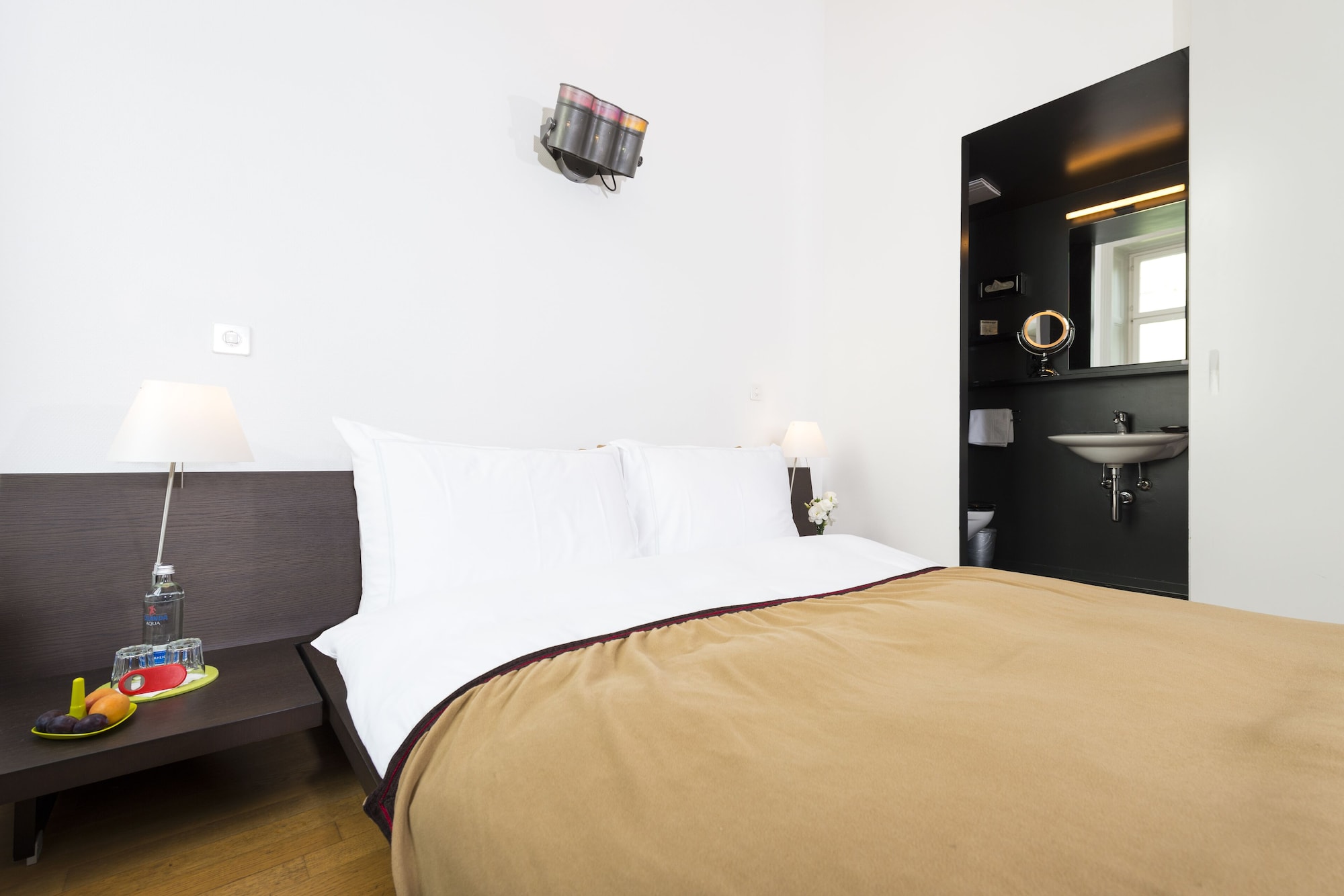 ROOM, SINGLE