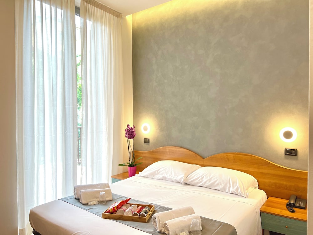 ROOM, DOUBLE BED