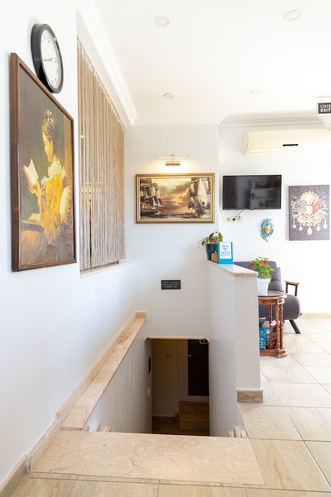 Galley Hotel 27/50