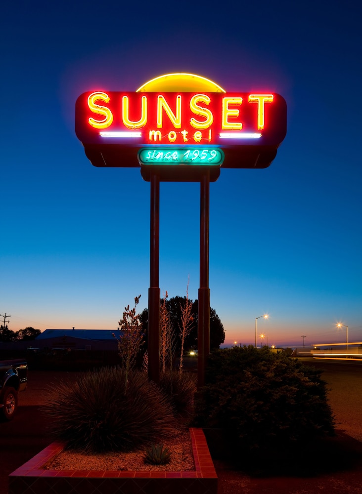Sunset Motel 52/60