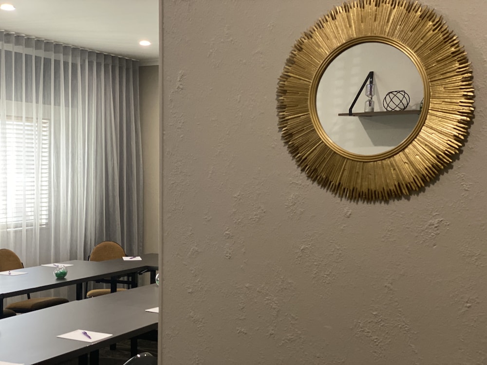 Mercure Albury 8/49