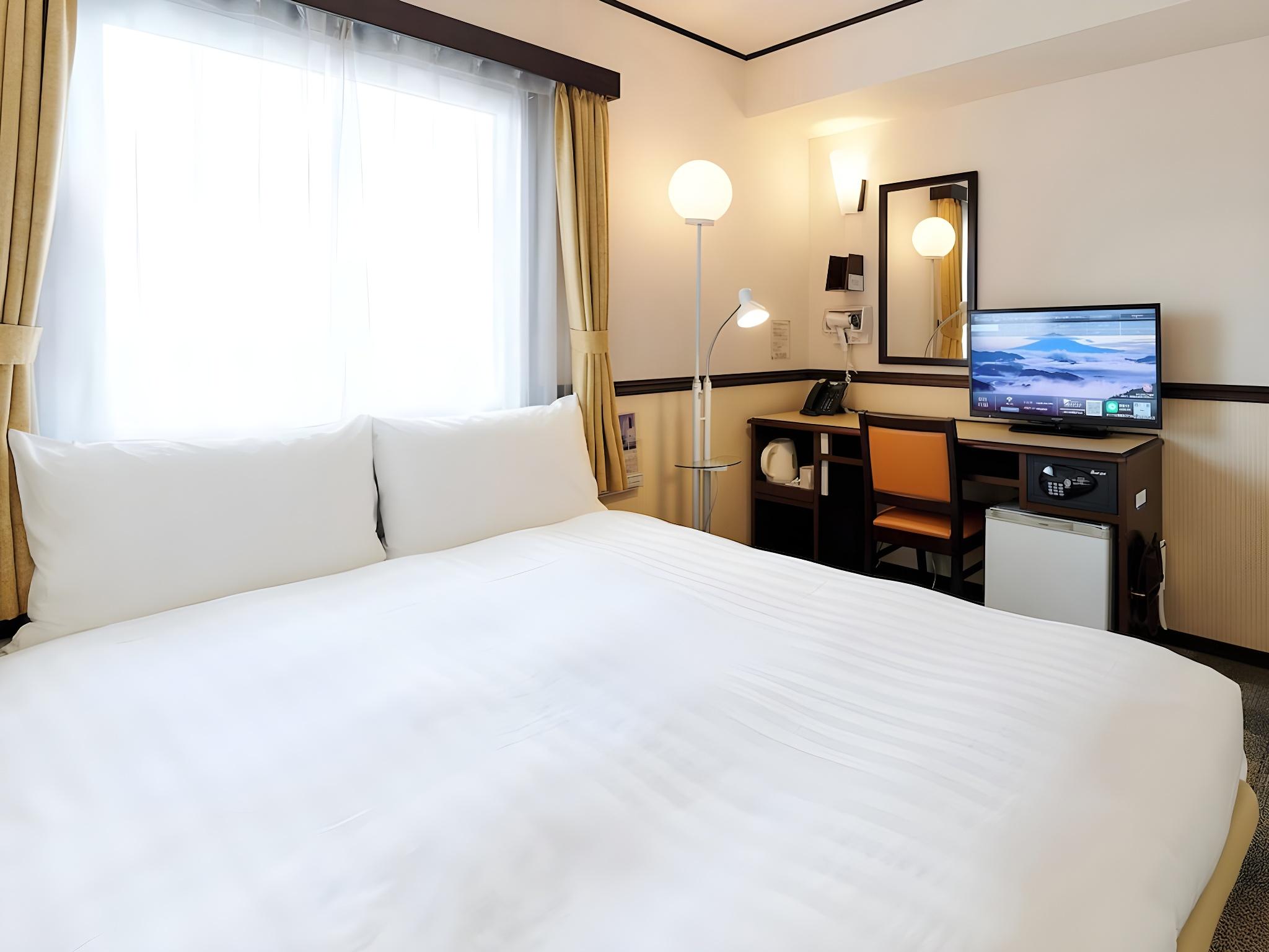 ECONOMY, DOUBLE BED, SMOKING