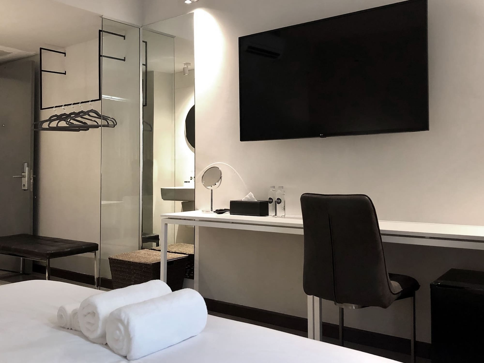 ROOM, DOUBLE BED