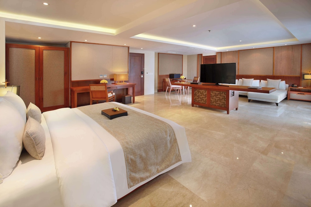 DELUXE, SUITE, TRIPLE, JETTED TUB