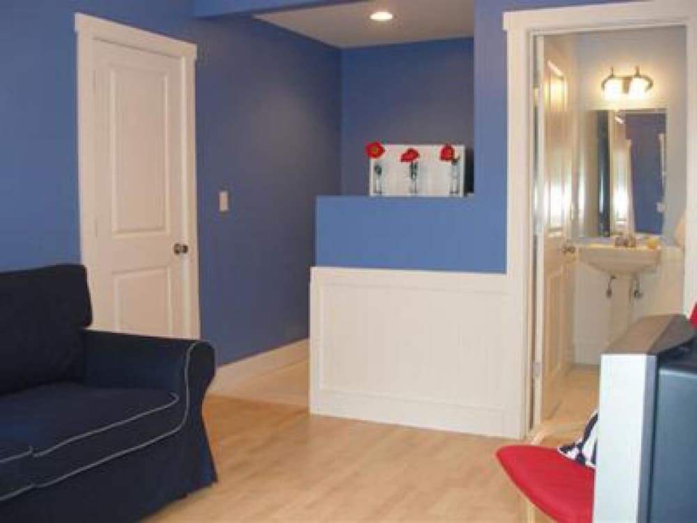 Blue Door Cottages 12/50