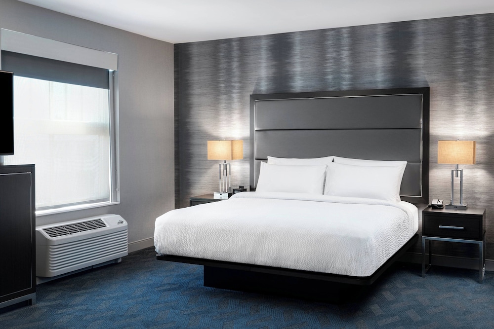 1 Bedroom, Suite, King Bed, Sofa, Accessible