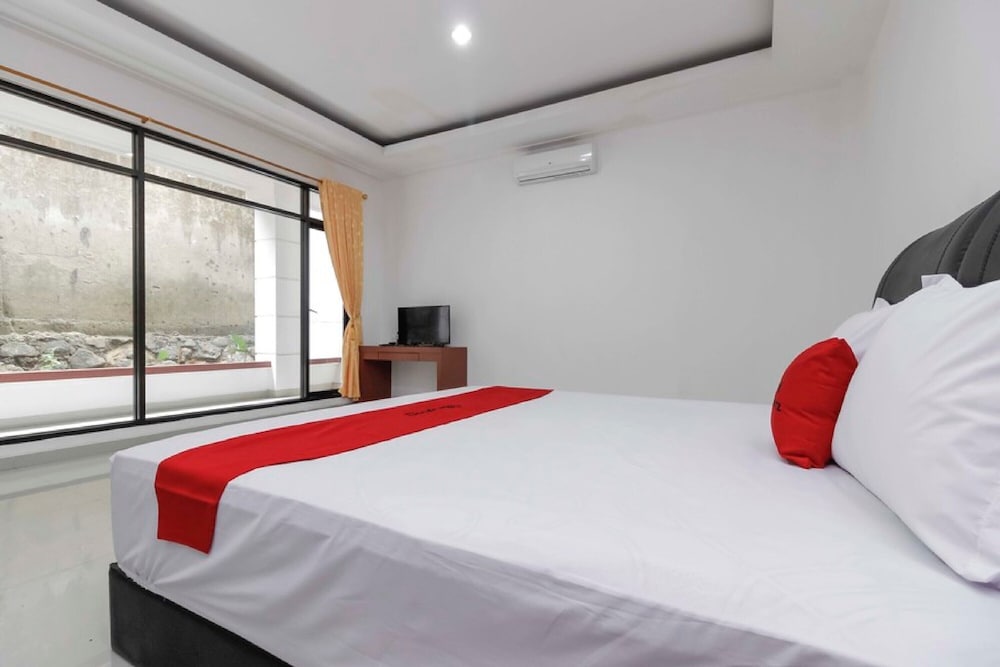 RedDoorz Premium @ Gandaria Jagakarsa 14/35