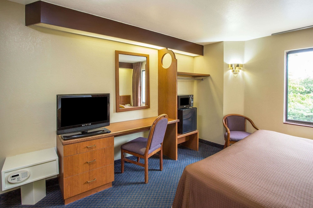 Travelodge By Wyndham Fort Myers Airport 7/23