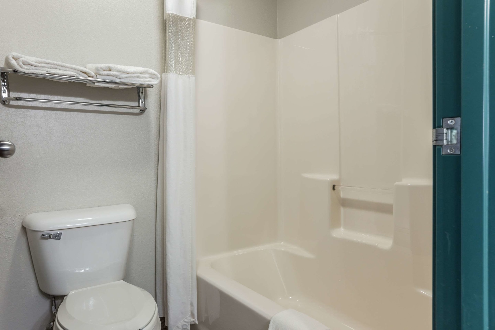 Suite, King Bed, Sofa, Quality Inn Clare 3/4