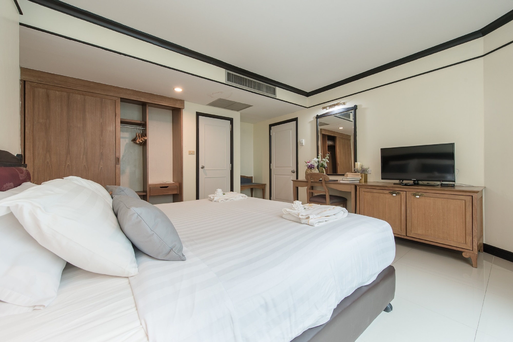 GRAND, SUITE, AIRPORT VIEW