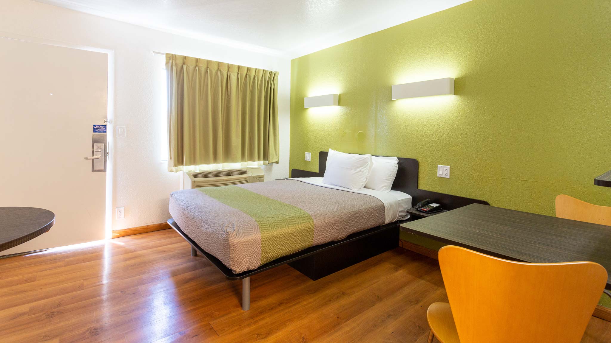1 Full Bed - Mobility Access Tub, Nsmk، Motel6 Camp Springs, DC - South Camp Springs 5/7