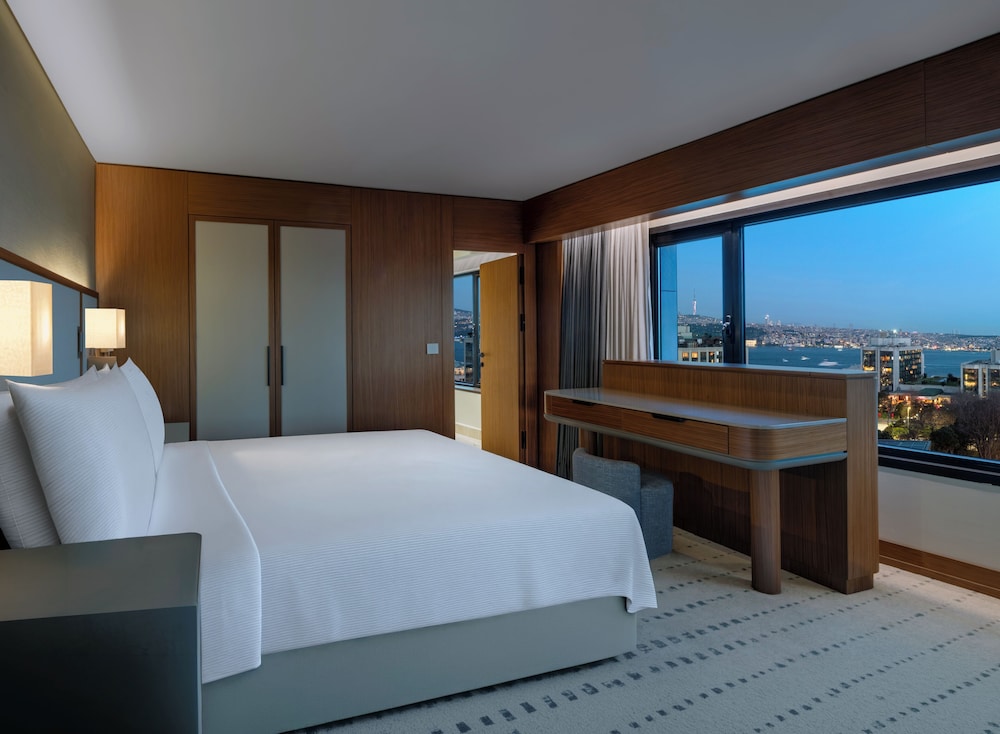 Suite, King Bed, Bosphorus View, Corner