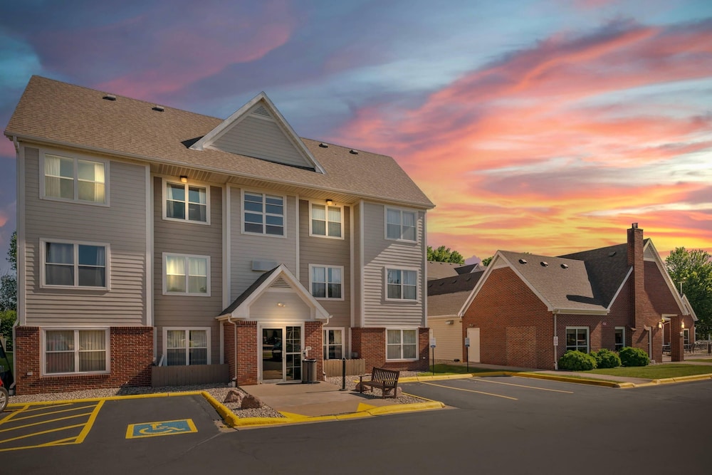 MainStay Suites Appleton Airport - Fox River Mall Area 1/46