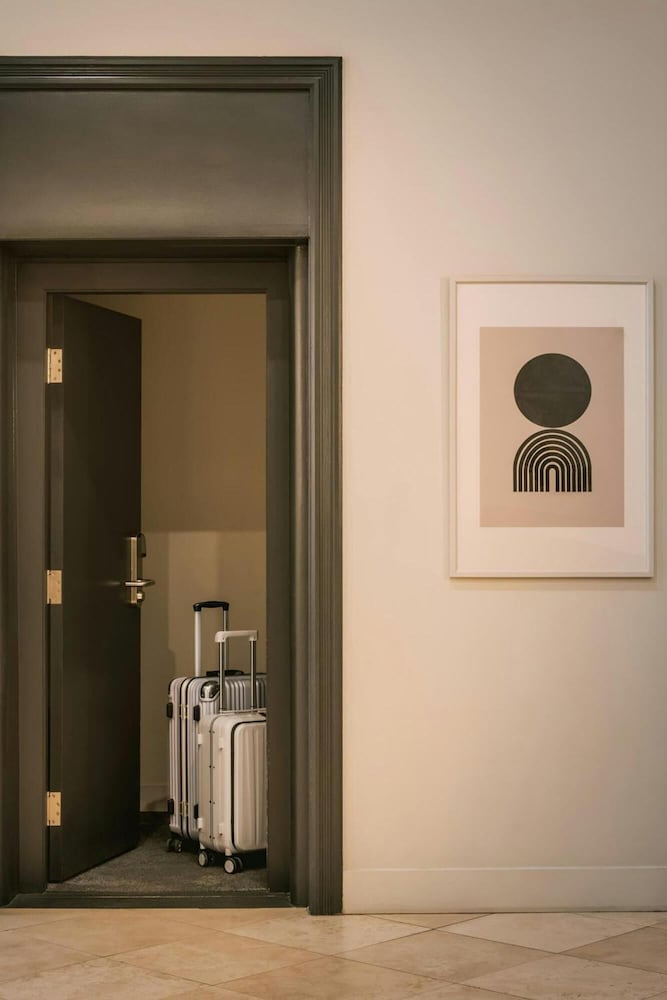 The Alexander Hotel - Old Montreal 7/50