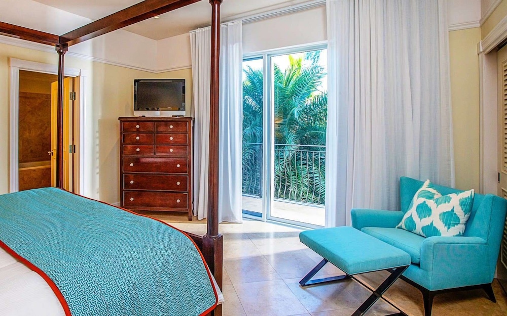 BIANCA SANDS ON GRACE BAY 30/78