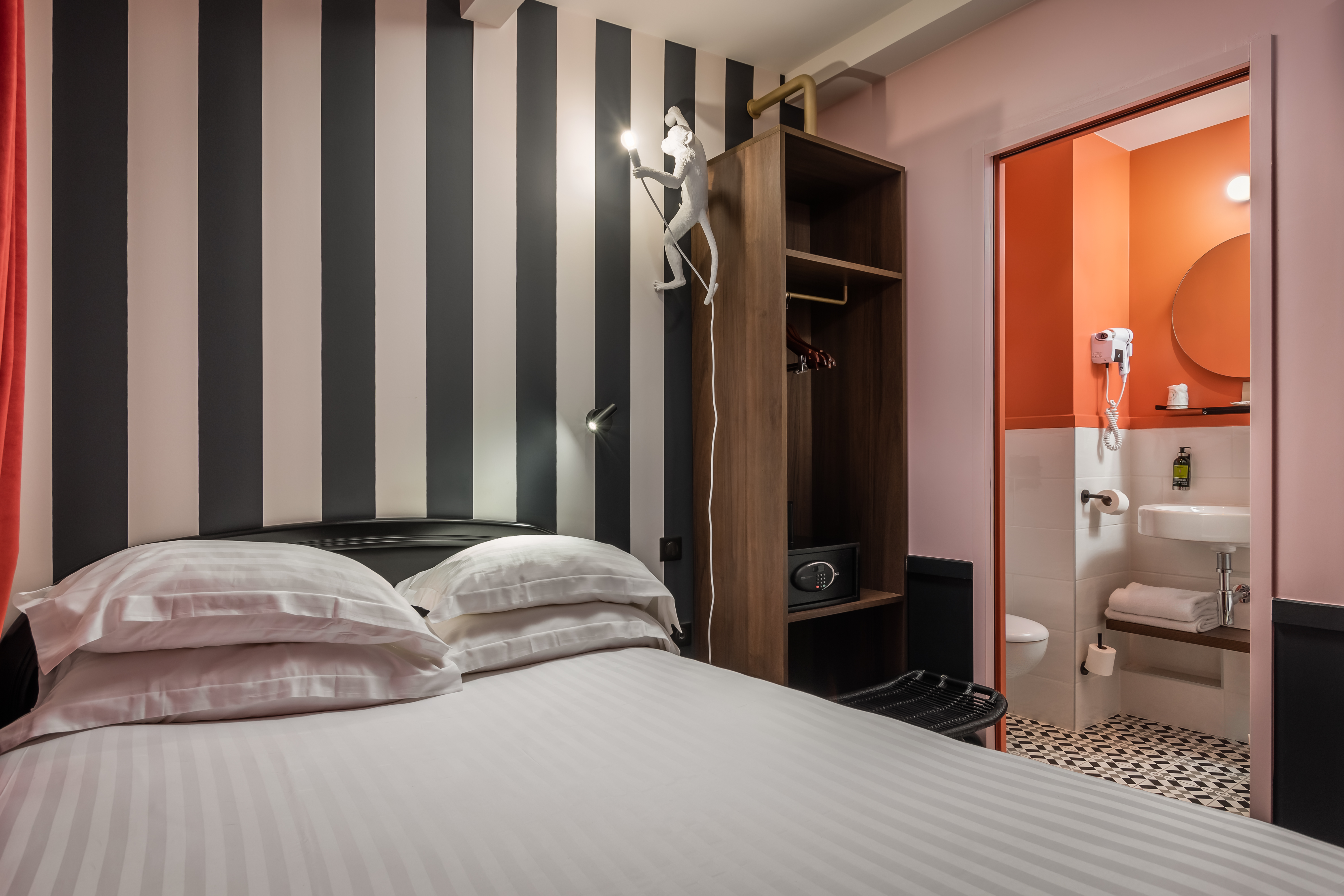 ROOM, SINGLE