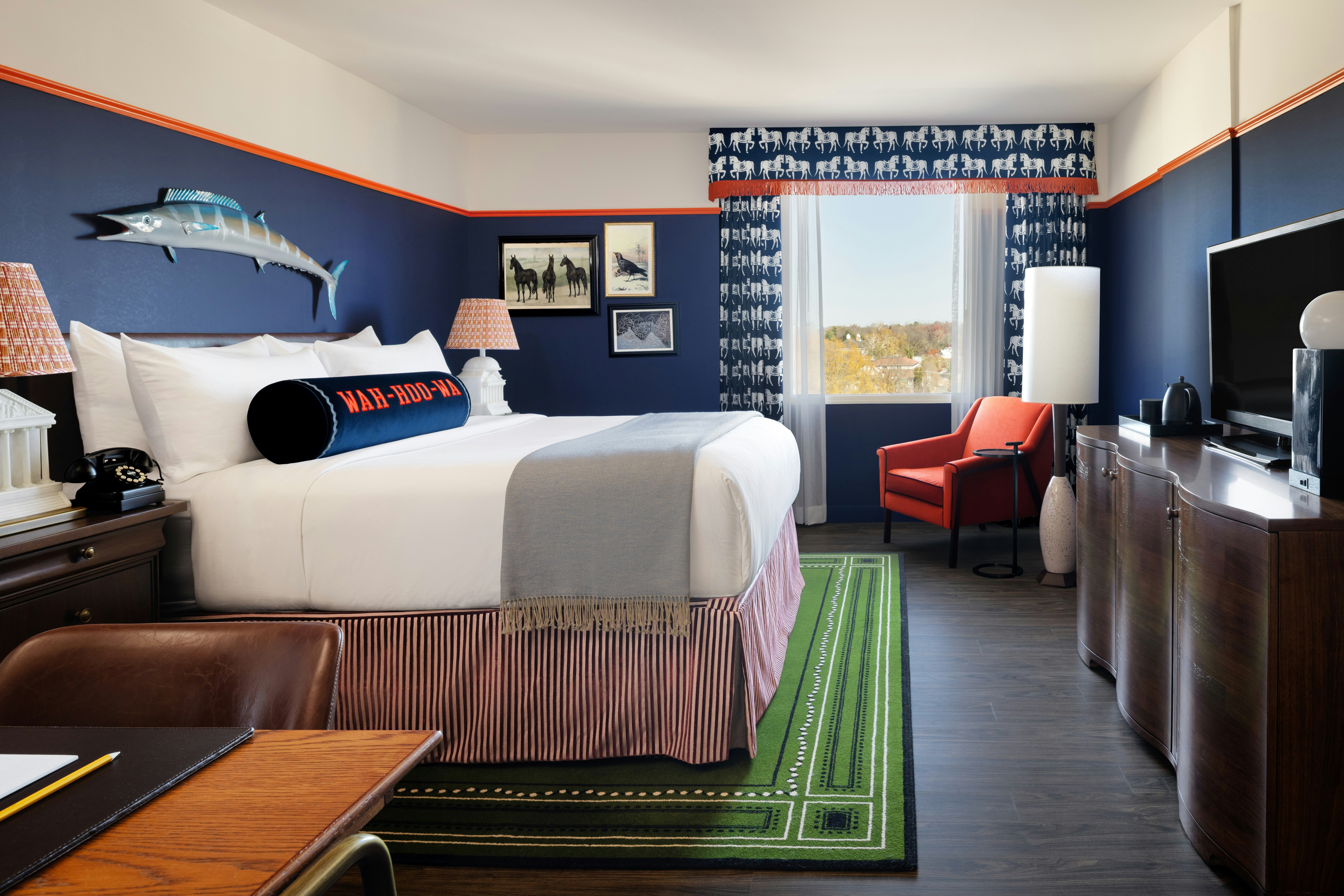 GRADUATE, KING BED