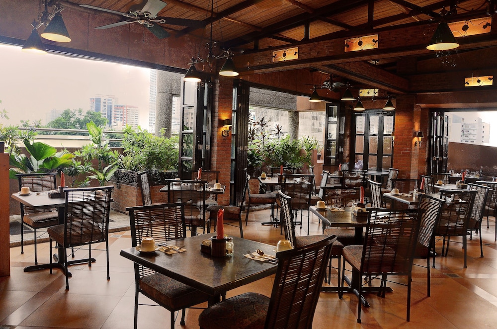 Pearl Lane Hotel 28/32