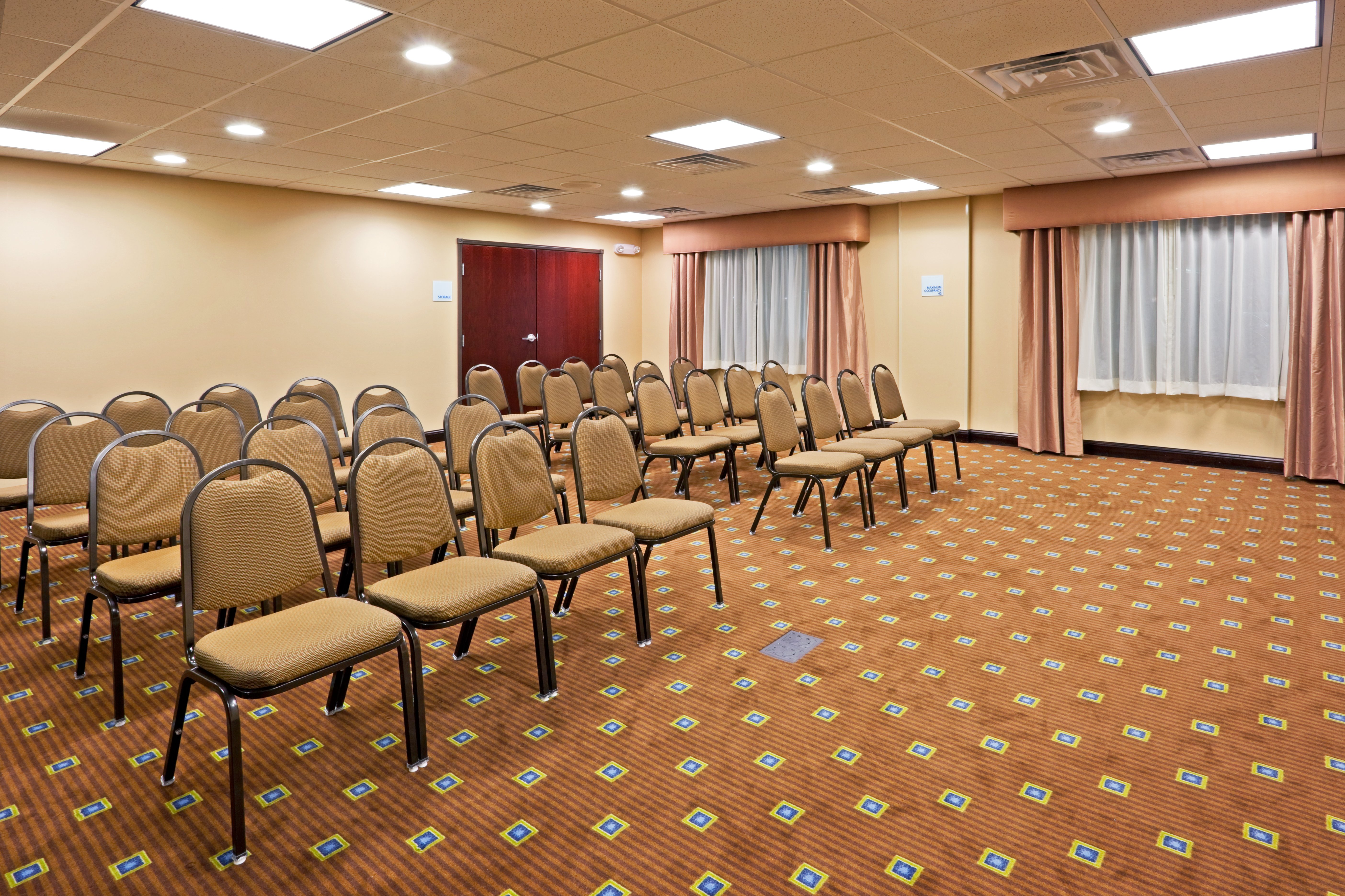 Holiday Inn Express & Suites Syracuse North - Airport Area 62/68