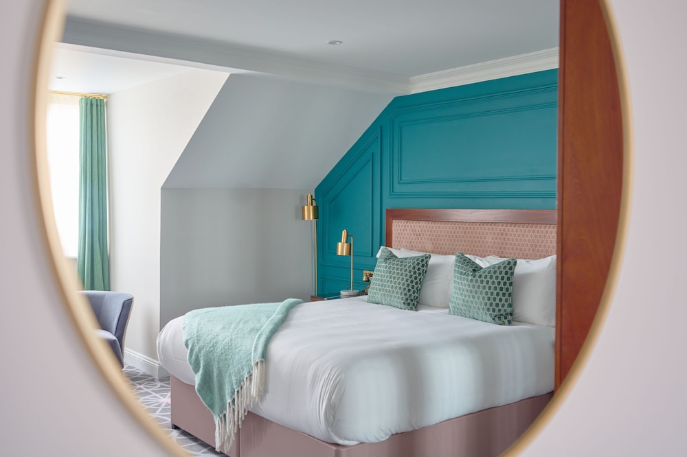 DELUXE, KING BED