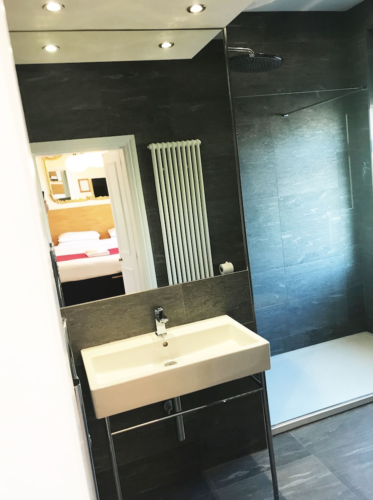 Gidea Park Hotel 45/51