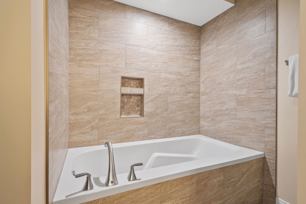 Town Pointe By Lespri Management 50/50