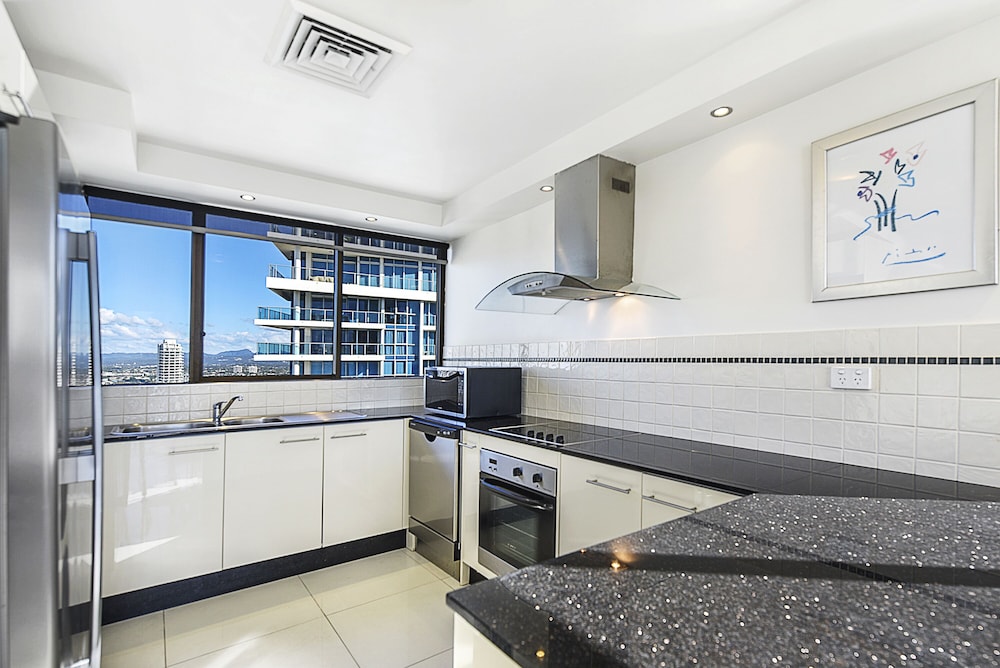 Surfers Century Oceanside Apartments 13/50