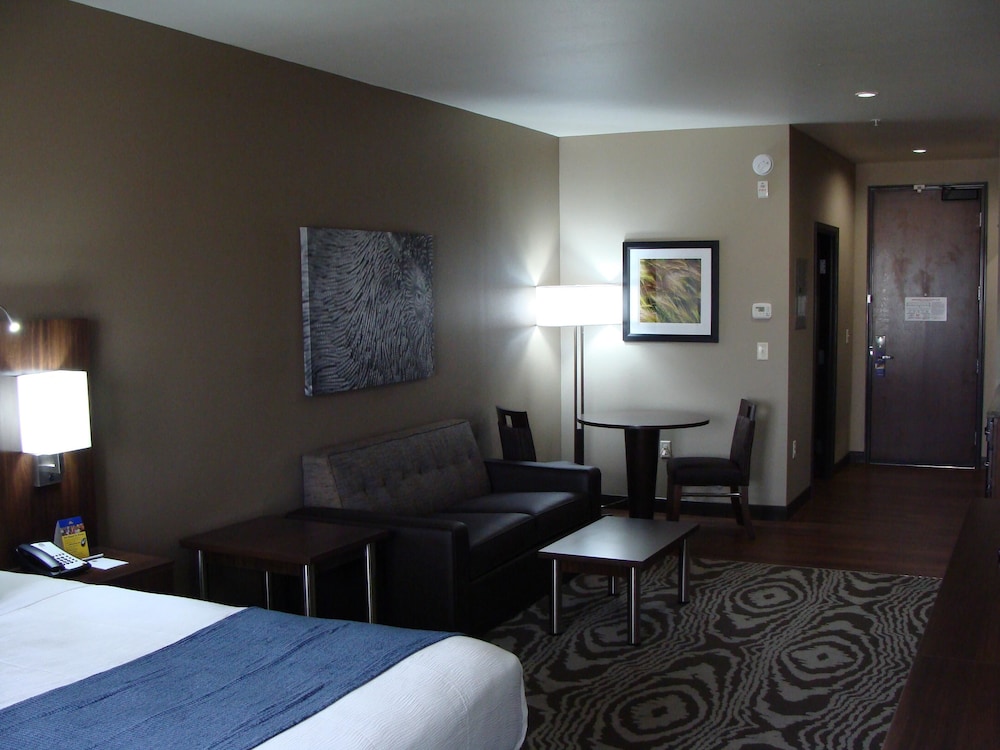 Best Western Plus Williston Hotel & Suites 18/50
