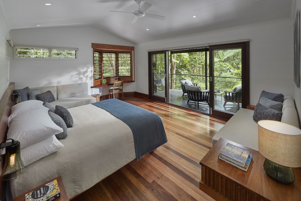 Tree House, Premium