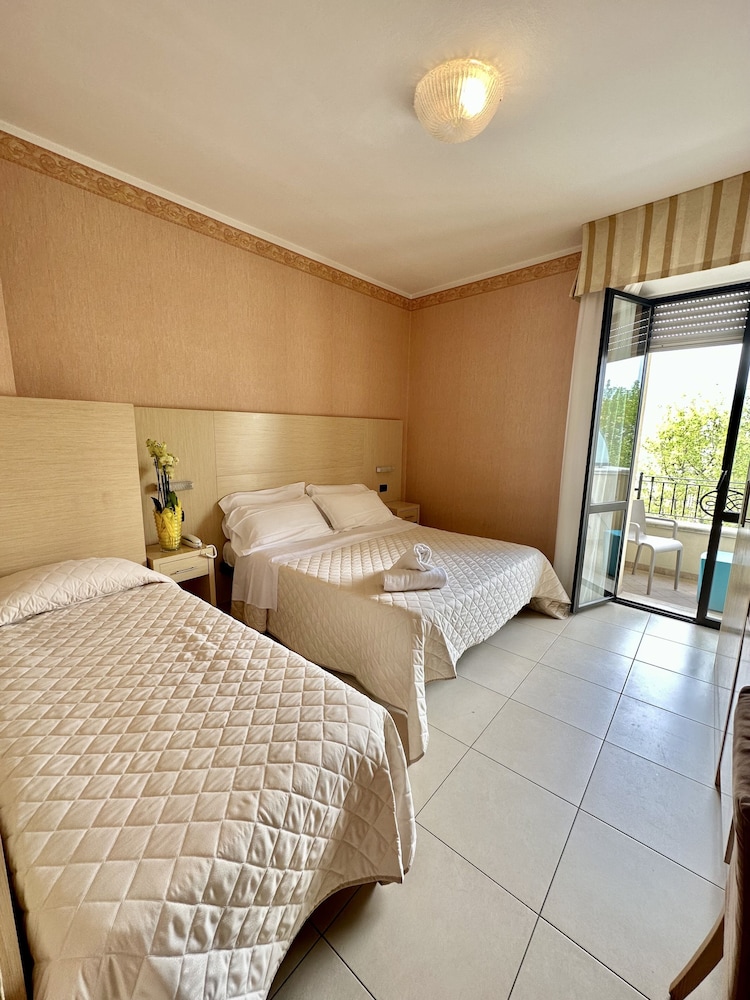 ROOM, TRIPLE