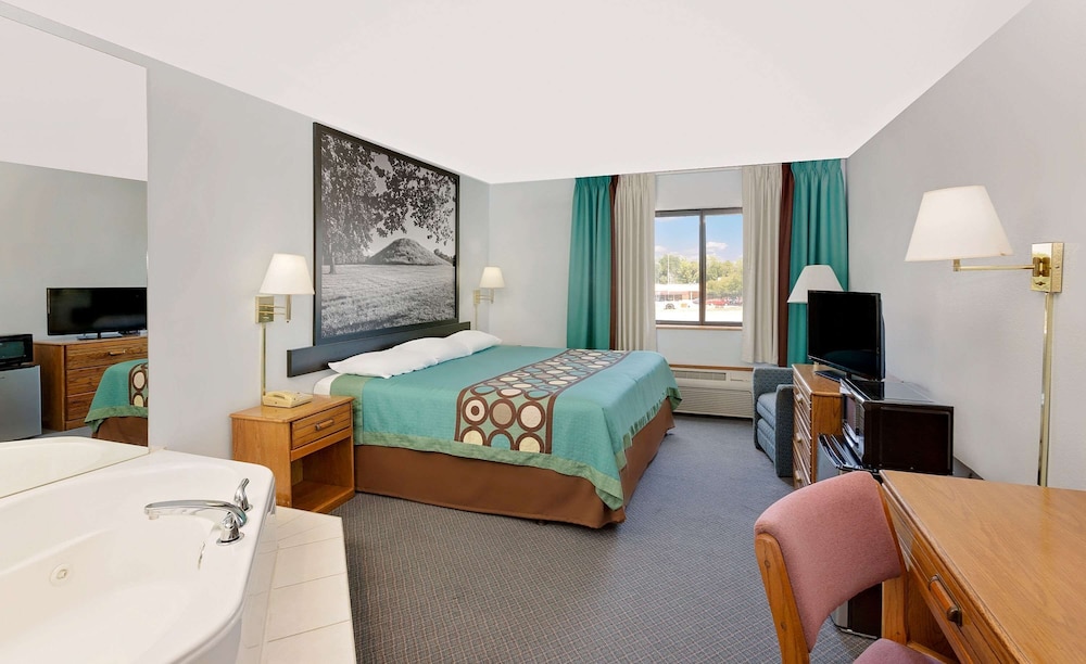 Super 8 By Wyndham Macomb 10/15