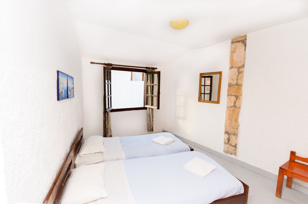 Classic Studios And Apartments 25/70