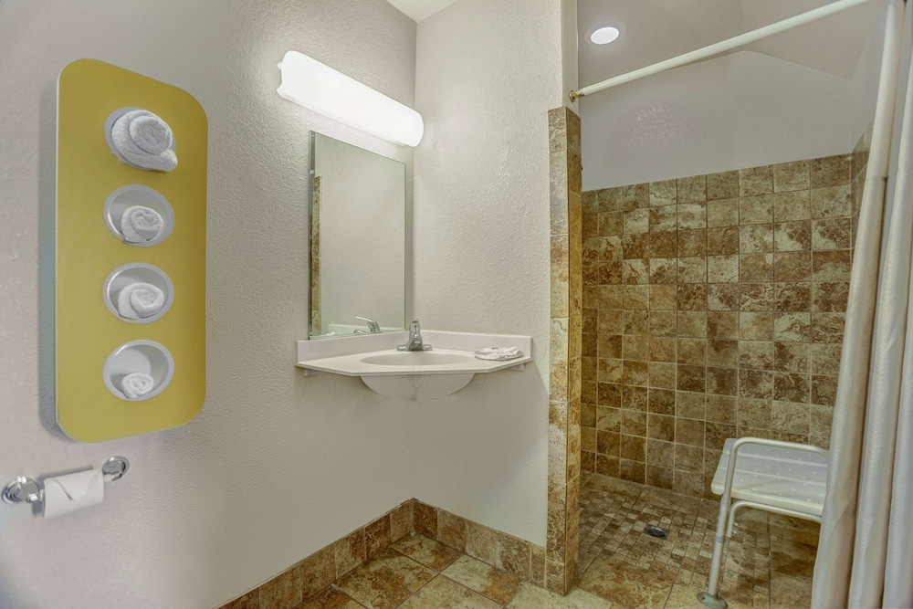 Motel6 Fresno, CA - Belmont Ave 27/39